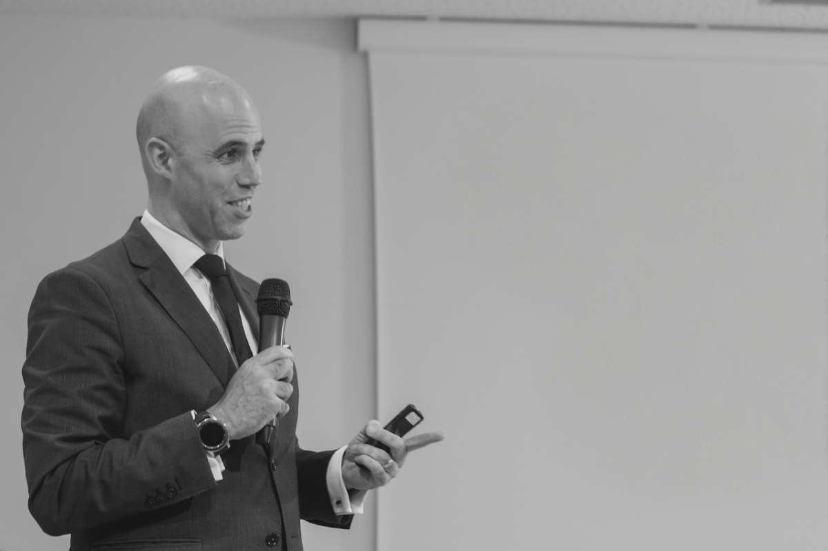 Miguel Trigo apresentando keynote sobre IA